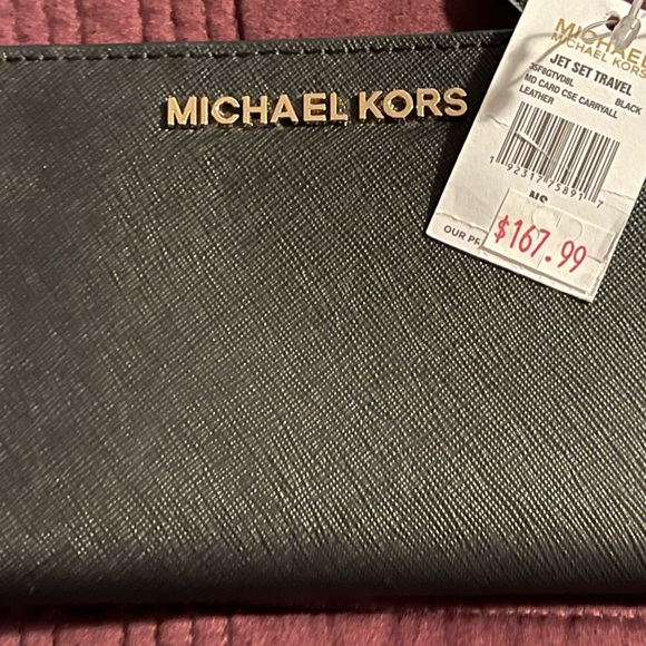 MICHAEL Michael Kors Handbags - NWT Michael Kors wristlet. 🎉 host pick 🎉Black with gold detail
